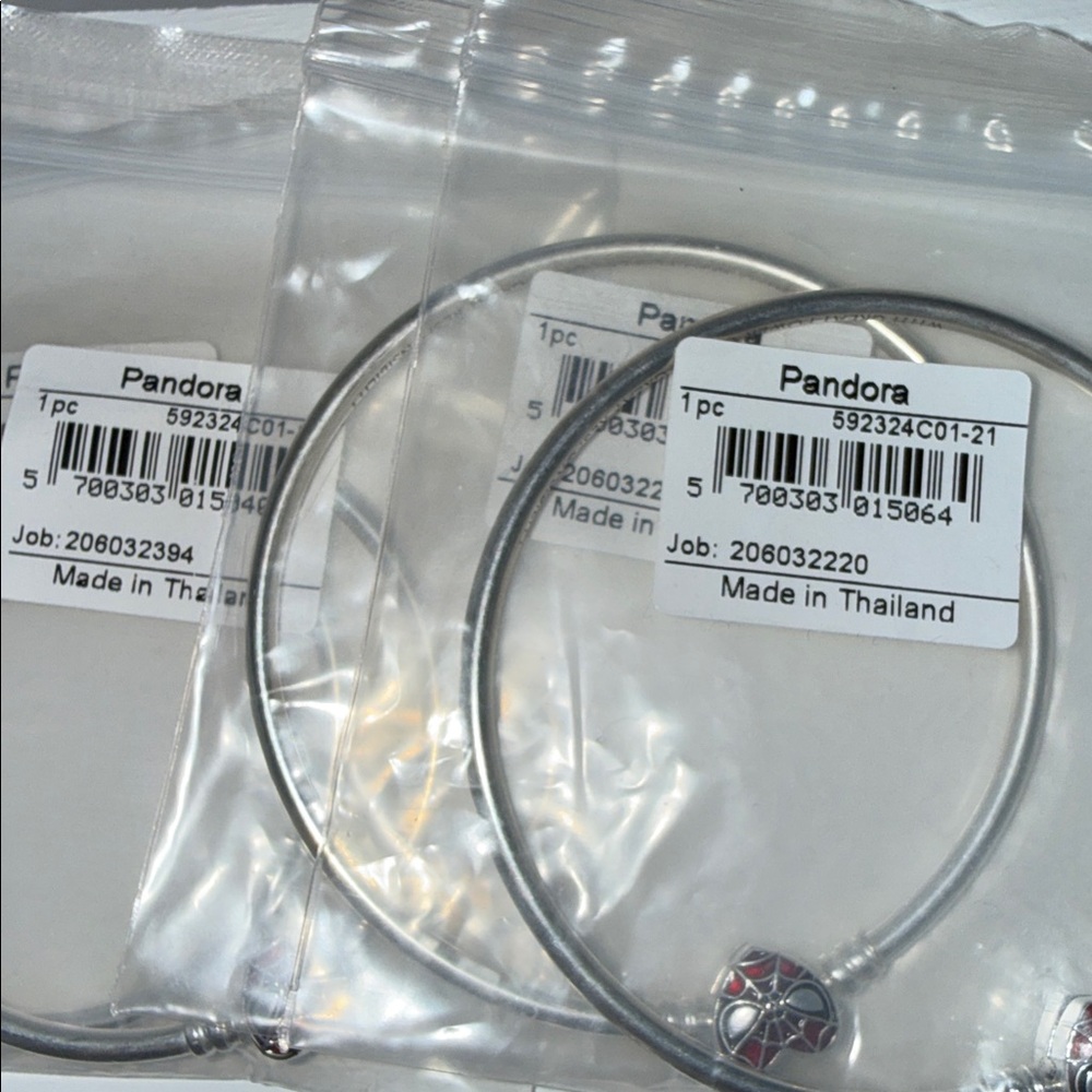 New Pandora Marvel Spider-Man Sterling Silver Bangle with Mask Clasp - Picture 3 of 4